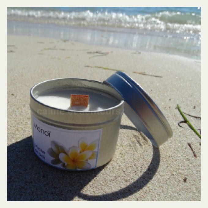 bougie en pot sur plage de sable fin